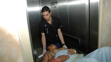 Evacuation d'un blessé à l'hôpital d'Escuela à Tegucigalpa, au Honduras, à la suite d'un incendie dans la prison de Comayagua dans la nuit de mardi à mercredi. Le drame a fait 357 morts, les détenus étant pris au piège dans leurs cellules. /Photo prise le