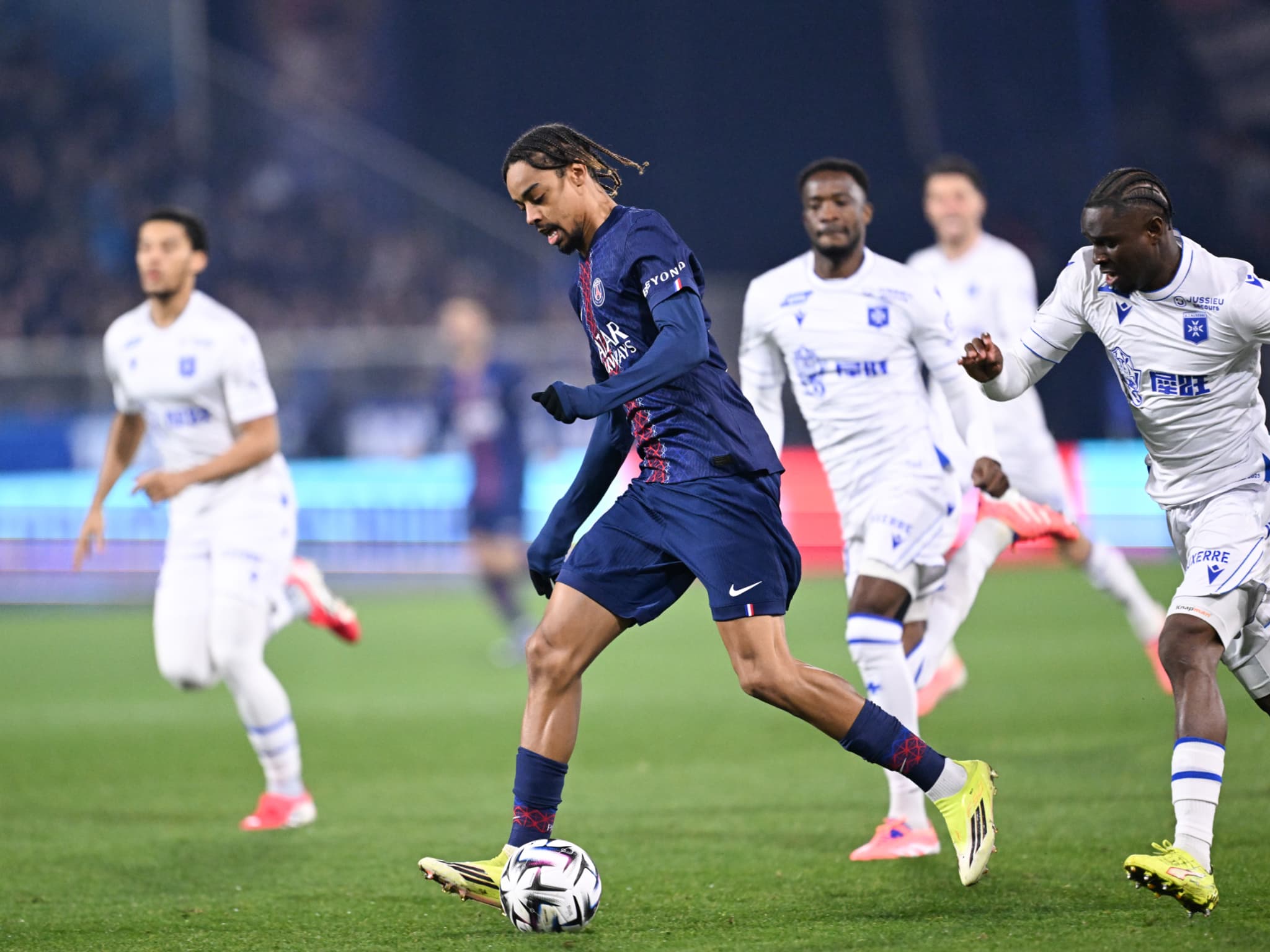 Auxerre-PSG: vainqueur dans la douleur, Paris est leader provisoire en  attendant OM-Lens