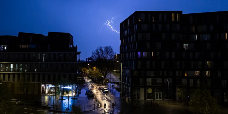 Un éclair lors d'un orage à Lille, dans le nord de la France, le 8 avril 2024.