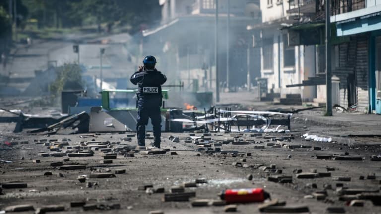 Un policier dans une rue de Nouméa, en Nouvelle-Calédonie, le 24 juin 2024