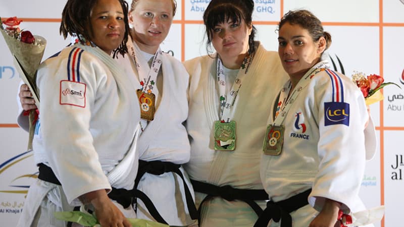 Ketty Mathé (extrême gauche) et Anne-Sophie Mondière (extrême droite) sur le podium à Abu Dhabi