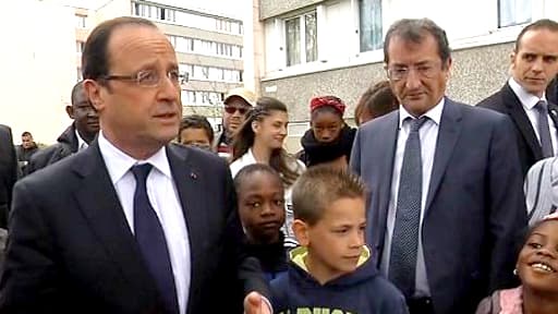 François Hollande parmi des habitants du quartier des Mureaux mardi 30 avril