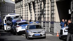 Des policiers russes montent la garde devant l'immeuble de bureaux du détaillant russe Wildberries après une tentative de raid dans le centre de Moscou, le 18 septembre 2024. 