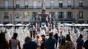 Des passants place Royale à Nantes, le 31 juillet 2019.