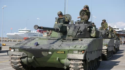 Des militaires suédois débarquent dans le port de Visby, sur l'île de Gotland le 14 septembre 2016