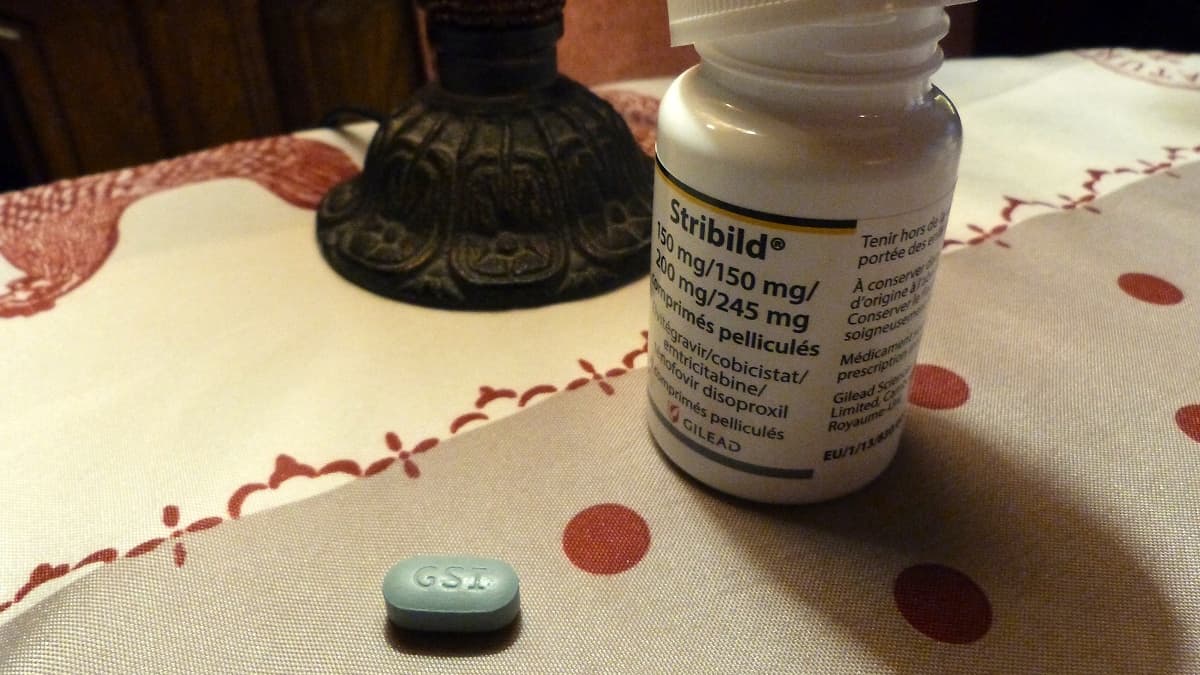 Depuis un an, le séropositif ne prend plus qu'un seul comprimé pour lutter contre le virus.
