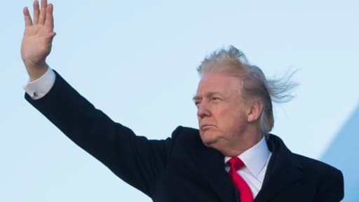 Donald Trump s'apprête à embarquer à bord d'Air Force depuis la base d'Andrews dans le Maryland, le 2 février 2018