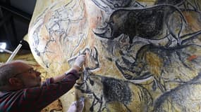 Gilles Tosello, graphiste et checheur, travaillant sur la réplique de la grotte Chauvet.