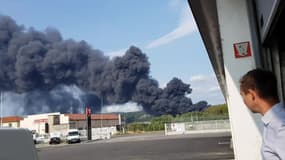 Incendie chez AlloPneus à Valence - Témoins BFMTV