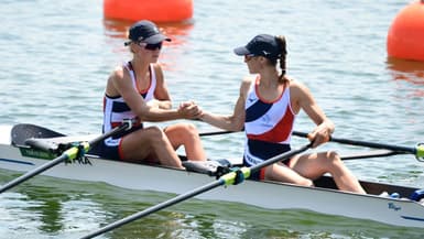 Les Françaises Laura Tarantola (g) et Claire Bovein, médaillées d'argent en aviron (deux de couple poids légers), le 29 juillet 2021 aux JO de Tokyo
