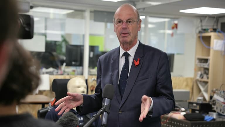 Le ministre de l'Economie Eric Lombard, lors d'une visite de l'entreprise Wandercraft qui fabrique des exosquelettes, à Paris, le 13 mars 2025