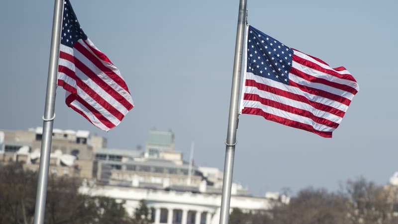 Des drapeaux américains en berne, devant la Maison Blanche (image d'illustration)