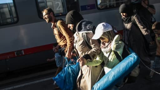Des migrants en provenance de Budapest, arrivent à la gare de Vienne, le 31 août 2015 Des migrants en provenance de Budapest, arrivent à la gare de Vienne, le 31 août 2015