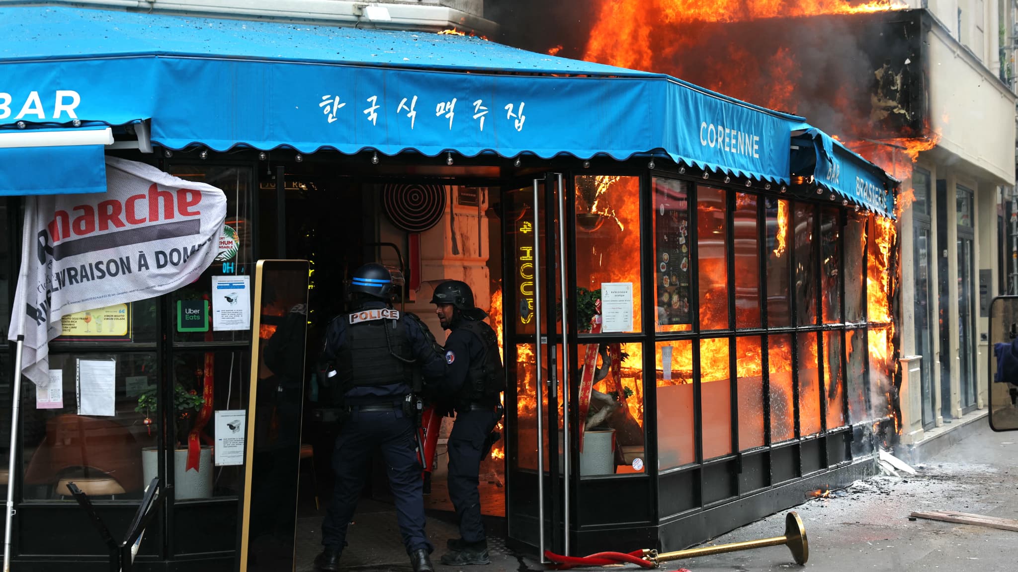 "LE FEU S’EST PROPAGÉ RAPIDEMENT À L'INTÉRIEUR": LE GÉRANT DU RESTAURANT INCENDIÉ À PARIS LORS DES MANIFESTATIONS DU 10 SEPTEMBRE TÉMOIGNE