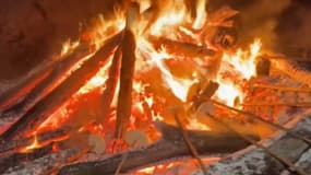 Le traditionnel lancer de disques enflammés en préparation à Dieffenthal, le 8 mars 2025.