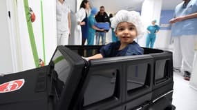 Un enfant va au bloc opératoire en voiturette, à l'hôpital de Valenciennes, en février 2018