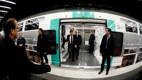A Paris, inauguration par Nicolas Sarkozy de nouvelles rames à deux étages du RER A. A cinq mois de la présidentielle, le chef de l'Etat s'est livré à un numéro de charme à destination des salariés de la SNCF et de la RATP et s'est érigé en défenseur du s