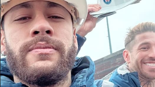 Neymar et Sergio Ramos en visite sur le chantier du futur centre d'entraînement Neymar et Sergio Ramos en visite sur le chantier du futur centre d'entraînement