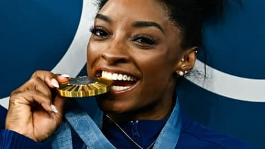 Simone Biles avec sa médaille d'or du concours général individuel aux JO de Paris le 01/08/2024