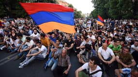 Des manifestants à Erevan contre la hausse du prix de l'électricité le 22 juin 2015.