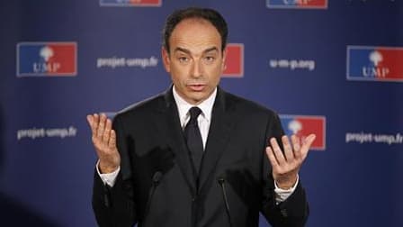 Le secrétaire général de l'UMP, Jean-François Copé, juge réelle la menace de voir Marine Le Pen accéder au second tour de la présidentielle en 2012 et veut dissuader Jean-Louis Borloo de se présenter pour éviter un même parpillement des voix que celui qui