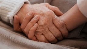 Un couples de personnes âgées de se tiennent la main (photo d'illustration)