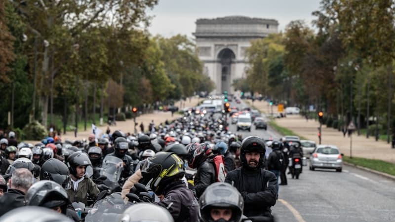 Manifestation de motards pour protester contre le contrôle technique pour les deux-roues, le 5 novembre 2022 à Paris.

