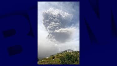 Le volcan La Soufrière en éruption sur l'île de Saint-Vincent, le 9 avril 2021