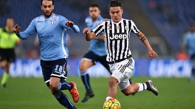 Paulo Dybala en duel avec le Romain Santiago Gentiletti