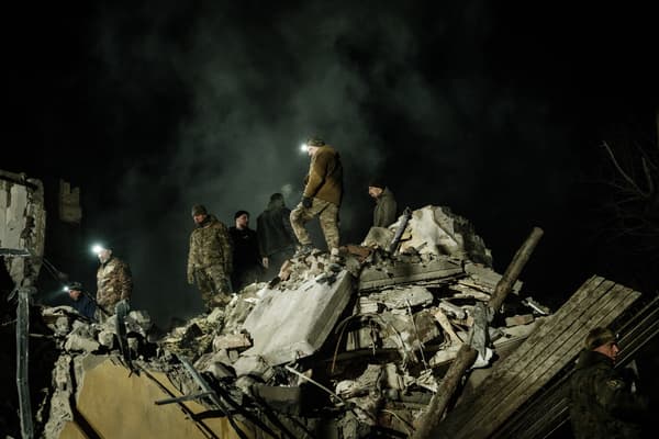 Des sauveteurs sur les débris d'un immeuble d'habitation touché par une frappe, à Kramatorsk, en Ukraine, le 2 février 2023