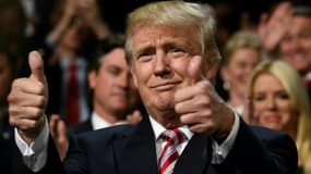 Donald Trump lève les pouces lors de la convention républicaine à Cleveland, le 20 juillet 2016