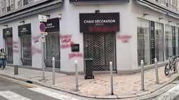 Des tags ont été découverts sur la façade du magasin du député Bernard Chaix (UDR).