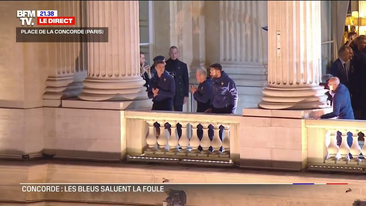 Les Bleus sur le balcon du Crillon