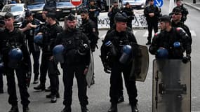 Des gendarmes mobiles font face à des manifestants lors de la "Marche pour Adama Traoré" - sept ans après sa mort - à la Gare de l'Est à Paris, le 8 juillet 2023.