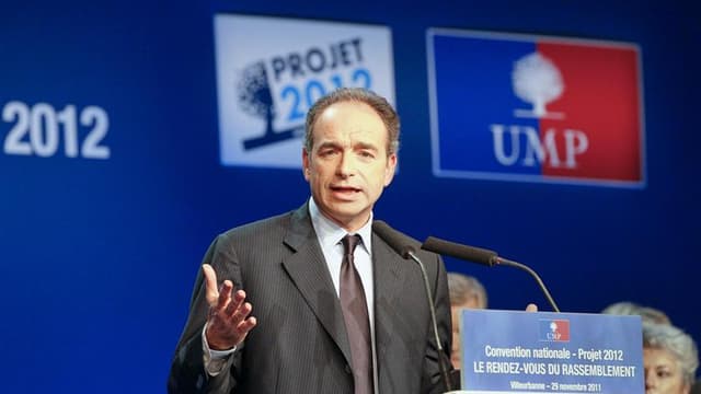 Jean-François Copé, lors de la présentation du projet de l'UMP pour 2012. Le parti présidentiel propose une institutionnalisation poussée de l'Eurogroupe et des taxes anti-dumping aux frontières de l'Union européenne dans le volet international de son pro