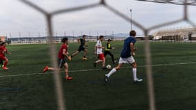 Des jeunes jouant au football, à Bandol le 6 juin 2016