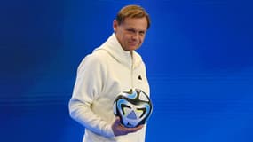 L'ancien footballeur norvégien Bjorn Gulden, PDG du fabricant allemand d'équipements sportifs Adidas, pose avec un ballon avant la conférence de presse annuelle de l'entreprise à Herzogenaurach, dans le sud de l'Allemagne, le 8 mars 2023.