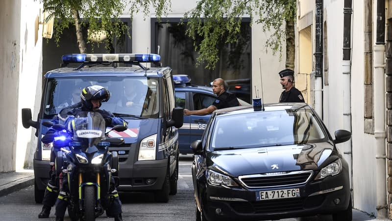 Marcel Jacob escorté par des gendarmes