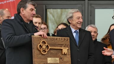 Georges Siffredi (à droite), président du département des Hauts-de-Seine, en train de recevoir les clefs du stade Yves-du-Manoir en vue des JO 2024, décembre 2023