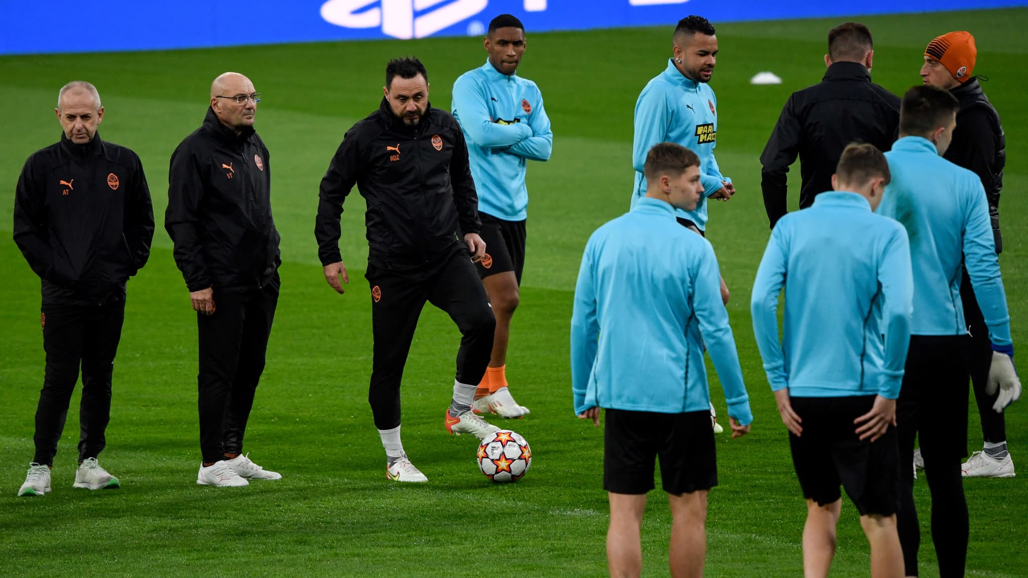 Roberto De Zerbi en plein entraînement du Shakhtar Donetsk, novembre 2021 Roberto De Zerbi en plein entraînement du Shakhtar Donetsk, novembre 2021