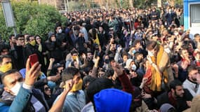 Des étudiants manifestent devant l'Université de Téhéran, en Iran, le 30 décembre 2017