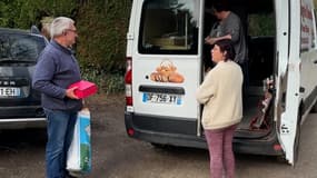 À Saint-Victor-l'Abbaye, la tournée de Nathalie est menacée: le service n'est pas rentable.