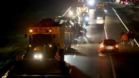 Des agriculteurs bloquent l'autoroute A63 pour protester contre les mesures sanitaires mises en place pour éradiquer la dermatose nodulaire contagieuse qui affecte les bovins, le 14 décembre 2025 à Cestas, près de Bordeaux, en Gironde (photo d'illustration). 