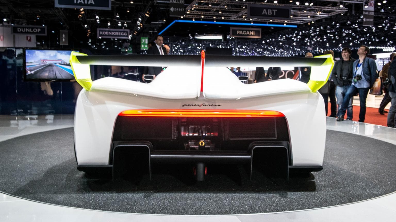 Le H2 Speed est un concept, mais il pourrait bientôt être commercialisé. Le H2 Speed est un concept, mais il pourrait bientôt être commercialisé.