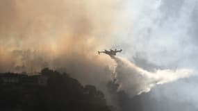 Un bombardier d'eau survole un incendie dans les Alpes-Maritimes, le 24 juillet 2017. (Photo d'illustration)