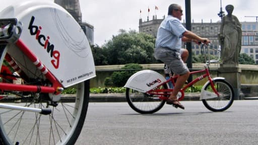 Un homme fait du vélo en libre-service à Barcelone, le 18 juin 2007 Un homme fait du vélo en libre-service à Barcelone, le 18 juin 2007