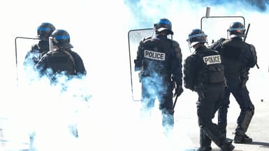Policiers en opération de maintien de l'ordre