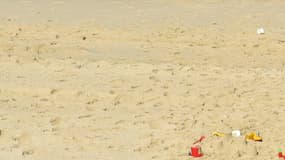 Une femme sur une plage de Biscarosse en France le 8 juillet 2016. 
