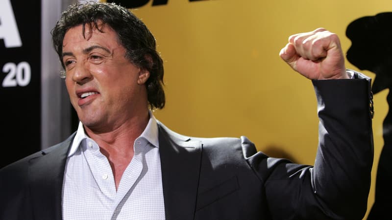 Sylvester Stallone, poing levé comme son personnage de Rocky Balboa. 
