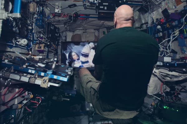 L'astronaute Luca Parmitano regarde le film Proxima dans l'espace.